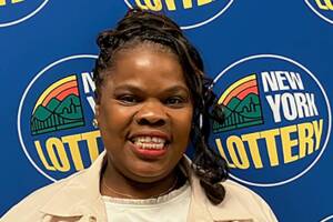 Mujer de Brooklyn gana $3 millones con un raspadito de la Lotería de Nueva York.