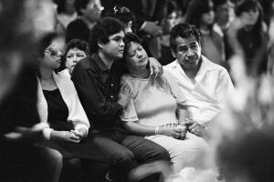 Familiares de los fallecidos de la masacre dentro de un McDonald´s de San Ysidro asisten a uno de los funerales de las víctimas.