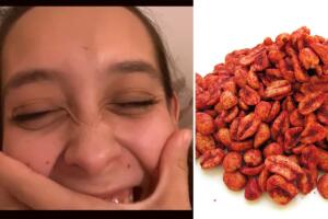 Mujer se burla del regalo que su esposo quiere en el intercambio navideño