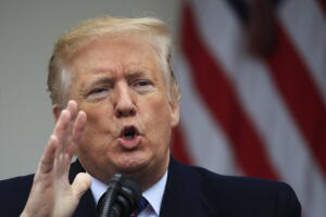 Trump hizo los anuncios desde los jardines de la Casa Blanca.