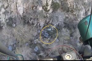 Una foto desde un helicóptero muestra el vehículo volcado en el fondo del cañón.