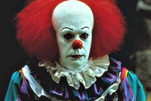 Tim Curry interpretó a Pennywise en la miniserie de 1990