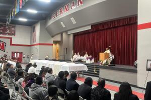 Los cuerpos de los siete trabajadores agrícolas en misa, en Kerman, al centro de California.