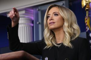La jefa de prensa de la Casa Blanca Kayleigh McEnany concede una conferencia de prensa en la Casa Blanca el 1 de mayo del 2020.