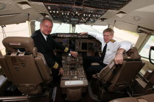 El piloto John Dunkin (izquierda) y junto a Jay Galpin, en un vuelo privado de Donald Trump en 2014. 