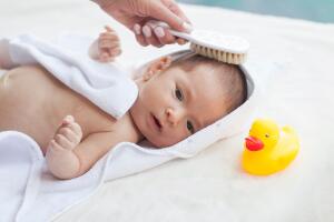 peinar-a-un-bebe-recien-nacido.jpg