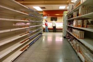Estantes vacíos. Esto es lo que encuentran miles de venezolanos en la mayoría de los comercios de su país. La crisis económica y el desabastecimiento están generando desnutrición y hambre en el país que otrora fuera próspero.