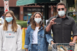 Ben Affleck, su hija Violet y Ana de Armas
