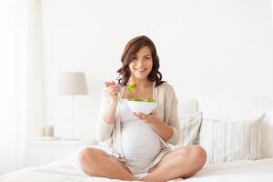 mujer embarazada comiendo saludable
