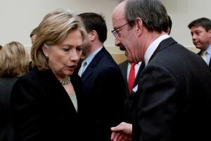 Eliot Engel y la entonces secretaria de Estado, Hillary Clinton, en un evento en el Congreso en febrero de 2010.