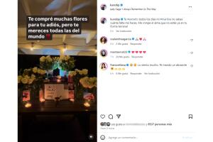 El actor colocó un altar lleno de flores blancas para despedir a su princesa.