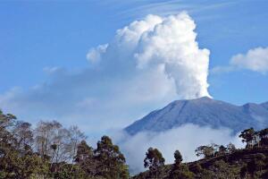 Erupción del volcán Turrialba en febrero de 2015