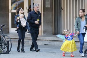 Hilaria y Alec Baldwin con sus hijos