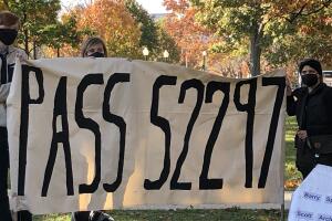 En noviembre, activistas se reunieron ante el Senado para pedir que se apruebe la propuesta de ley S2297 (ahora la propuesta de enmienda 4396).