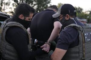 Nueva York demanda a Trump para defender ley que prohíbe los agentes enmascarados.