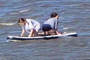 Las jóvenes sufrieron cortes por las ostras y estaban muy débiles, pero fueron rescatadas con vida tras pasar 16 horas a la deriva.