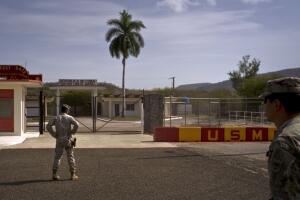 Militares estadounidenses frente a las puertas que separan el lado cubano de la Base Naval de Estados Unidos en la Bahía de Guantánamo, el 6 de junio de 2018. 