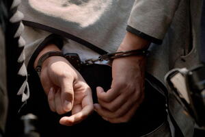 Presentan cargos contra policía que pateó en la cara a un joven de 17 años que era detenido en Glendale.