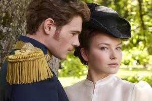 Devrim Lingnau como Sisi y Philip Froissant como Franz en La emperatriz - Thomas Schenk Netflix.jpg