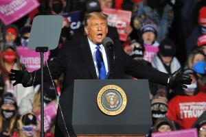 El presidente estadounidense Donald Trump pronuncia un discurso el 27 de octubre del 2020 en Omaha, Nebraska.