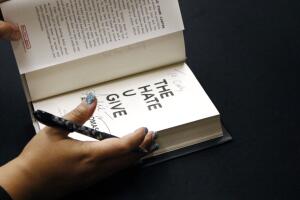 La decisión protege la autonomía de los bibliotecarios y el criterio literario frente a la censura.