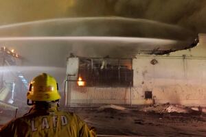 Incendio en un almacén de distribución en Boyle Heights, en Los Ángeles