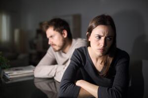 Pareja discutiendo