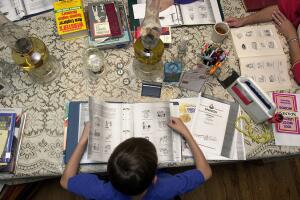 Padres inmigrantes ven en el homeschooling una vía para resguardar a sus hijos del estrés y del riesgo de arrestos migratorios.