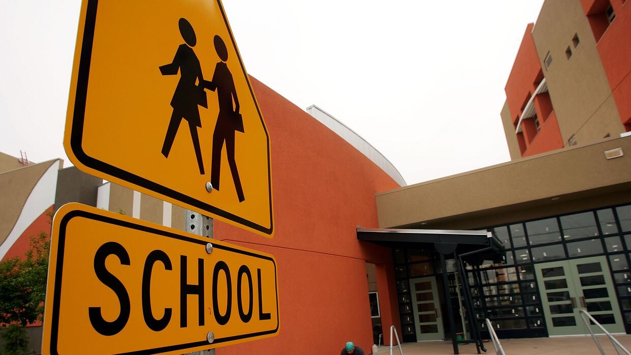Detienen a estudiante de San Antonio por llevar un arma de fuego a una escuela superior - Univision