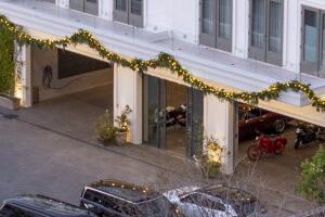 JLo también colocó luces afuera de su garage.