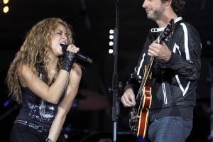 Colombian singer Shakira (L) and Argenti
