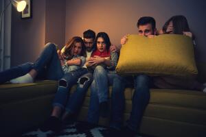 amigos_viendo_cinta_de_terror.jpg