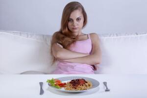 Conheça os riscos de deixar de comer na hora certa
