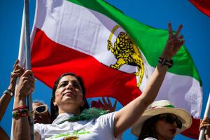 mujer de iran protesta en los angeles durante la copa mundial