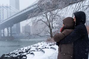 Tormenta invernal cubre de nieve Nueva York y Nueva Jersey con alertas activas.
