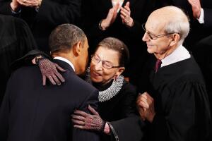 Muchos temen que  Stephen Breyer (der.) no renuncie a tiempo para ser sustituido por otro juez liberal, como pasó con Ruth Bader Ginsburg, quien no dejó que Barack Obama nombrara su sucesor.