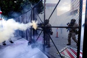 Estudiante pierde un ojo tras recibir un disparo de agente federal en No Kings en Los Ángeles.