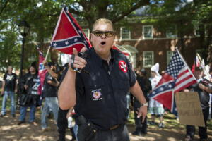 Un miembro del Ku Klux Klan que participó en las manifestaciones en Charlottesville, Virginia, que terminaron con la muerte de tres personas y decenas de heridos.