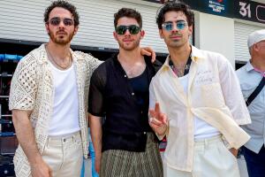 Los Jonas Brothers fueron parte de la ola de artistas que, al igual que Shakira, acudieron al Grand Prix de Miami de la F1.  