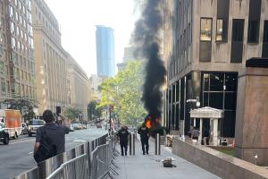 Veterano enfrenta cargo por incendio provocado tras un ataque a edificio federal en Manhattan.