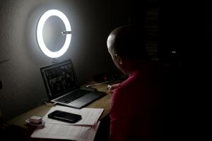 Demian Bellumio durante la grabación de su podcast.