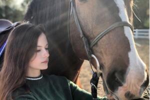 Mackenzie Foy practica equitación