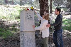 estela_medina_depositando_flores_en_homenaje_a_lorca_y_todas_las_victimas_del_franquismo