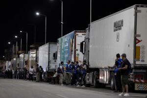 Convoyes con la ayuda humanitaria para Gaza en la frontera de Egipto.