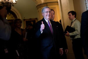 El líder de la mayoría del Senado, el republicano Mitch McConnell, luego de negociar con los demócratas la reapertura del gobierno federal, este lunes 22 de enero.  