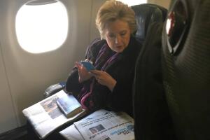 Hillary Clinton lee la noticia sobre el uso de correos privados de Mike Pence