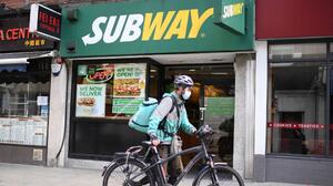 Demandan a la cadena de comida rápida 'Subway' por usar supuesto "atún falso"