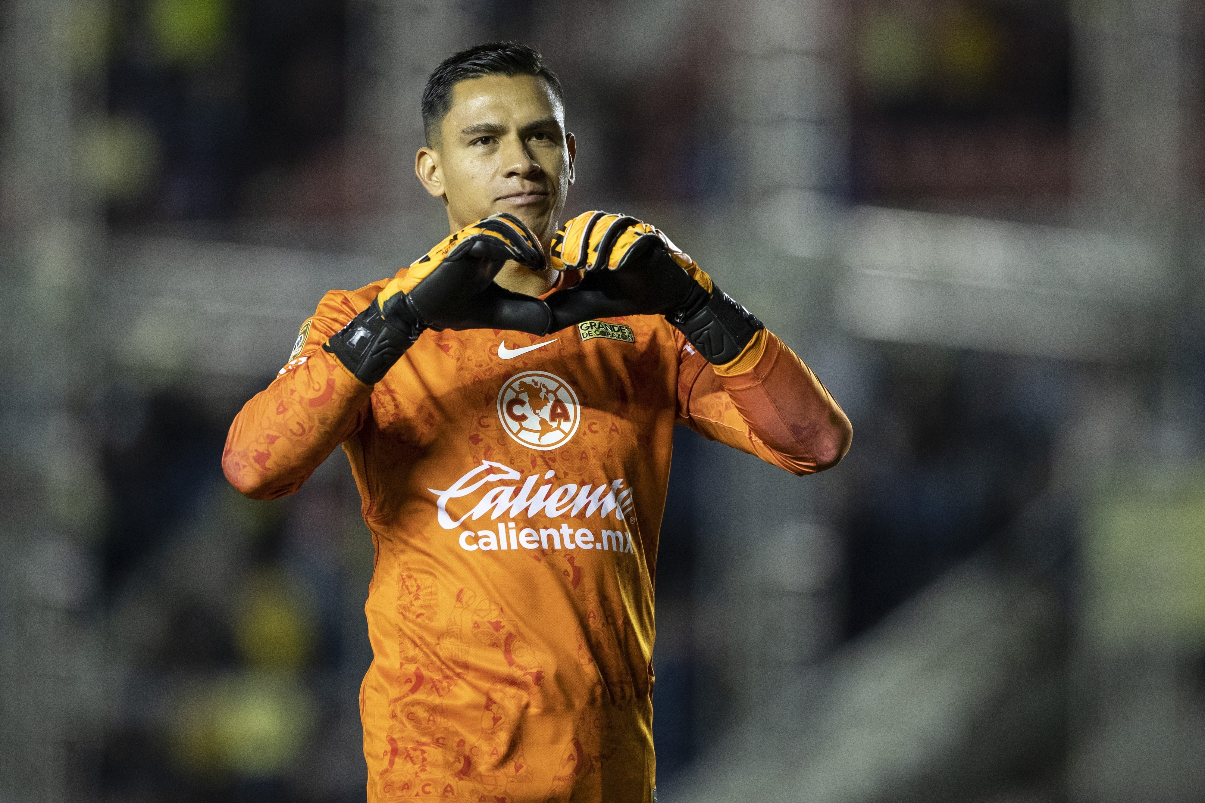 Luis Ángel Malagón se luce entrenado a niños en sus vacaciones | TUDN Liga MX | TUDN