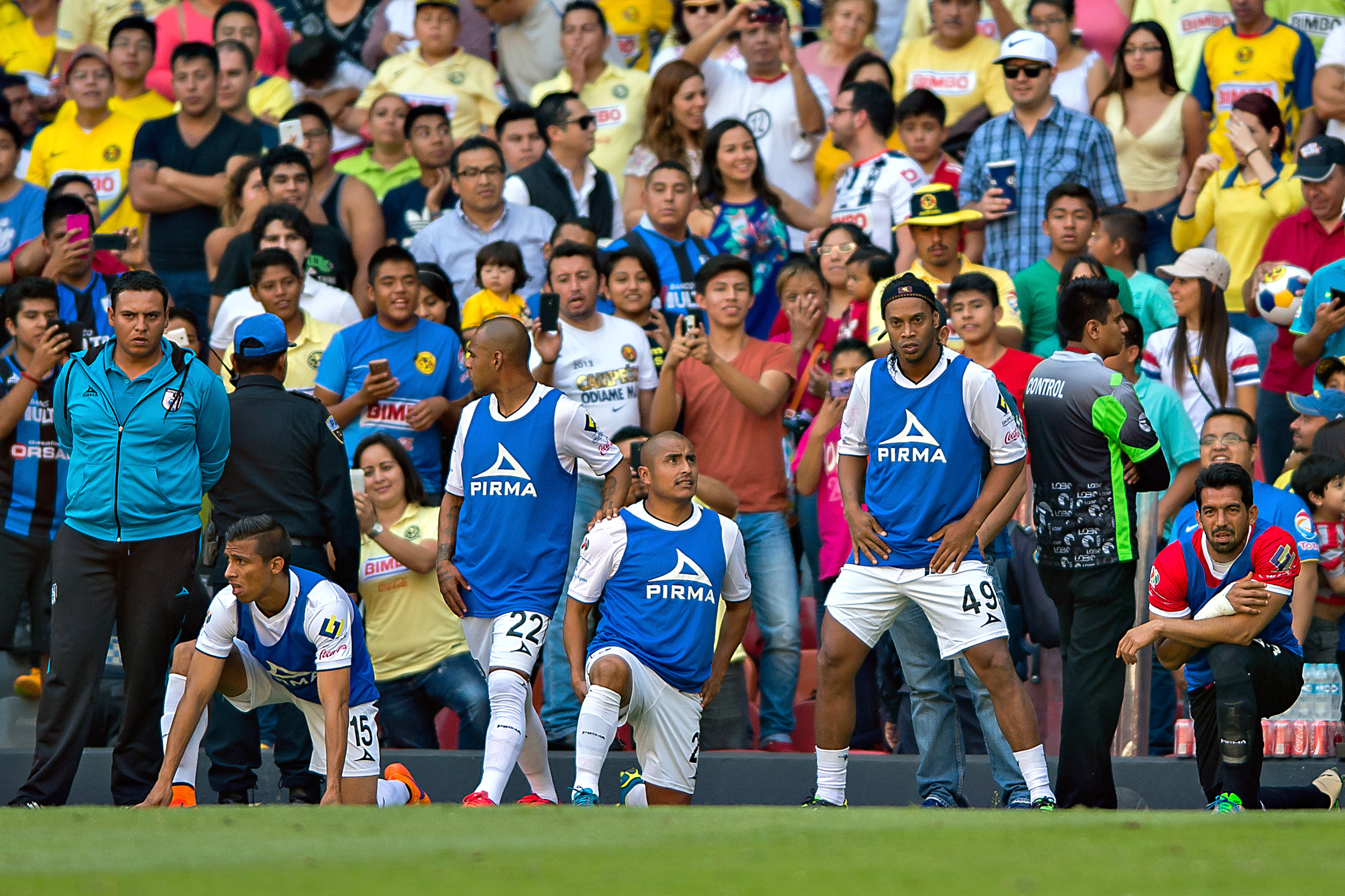 Regalan a Ronaldinho uno tenis personalizados en su arresto domiciliario |  Deportes Fútbol | TUDN Univision