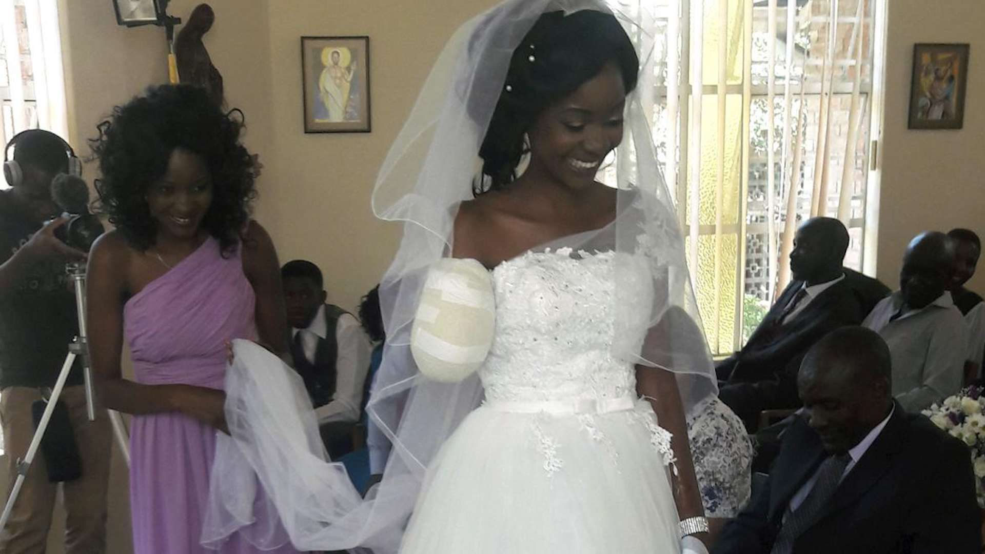 PapaFrancisco durante el vuelo entre Santiago e Iquique bendijo las bodas  de dos tripulantes del avión, Carlos Ciuffardi y Paula Podest, que por el  último terremoto habían tenido que suspenderlas, y firmó, image size:1920x1080